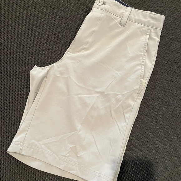 NWOT Izod Golf flat-front, gray shorts. Size 30 waist. - Picture 4 of 6